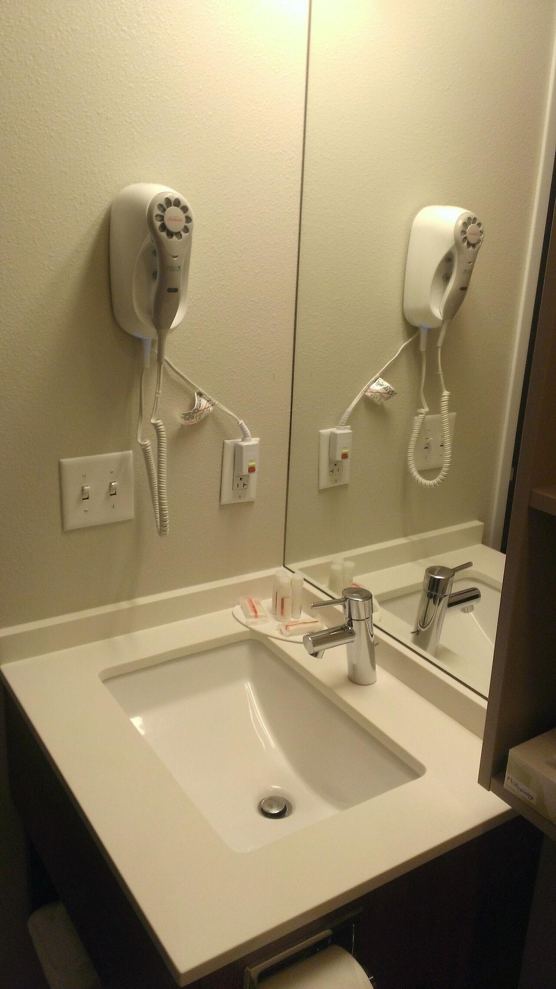 Microtel & By Wyndham Hotel 3*